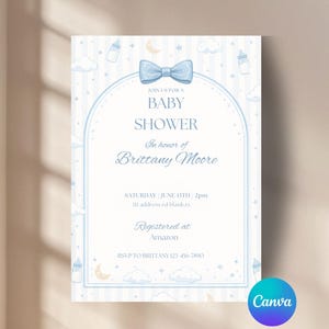 Puede incluir: Una invitación a un baby shower con un lazo azul claro y texto. La invitación incluye las palabras "Baby Shower" y el nombre "Brittany Moore". La fecha es el 13 de junio a las 2 pm. Registrado en Amazon.
