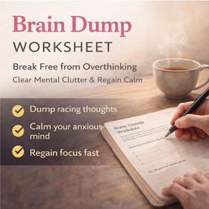 Può includere: Un foglio di lavoro "Brain Dump" con testo che promuove la chiarezza mentale e la concentrazione. L'immagine mostra una persona che scrive sul foglio di lavoro con una penna, accanto a una tazza di caffè. Il foglio di lavoro promette di aiutare con il pensiero eccessivo e ritrovare la calma.