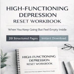 Può includere: Un quaderno di lavoro intitolato "HIGH-FUNCTIONING DEPRESSION RESET WORKBOOK" con il sottotitolo "When You Keep Going But Feel Empty Inside". La copertina presenta testo e le parole "20 Structured Pages" e "Instant Download". È visibile anche un taccuino a spirale con lo stesso titolo.