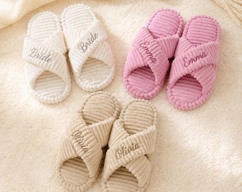 Pantuflas bordadas personalizadas, zapatillas de casa de felpa con nombre personalizado, regalo para damas de honor, regalo para la fiesta nupcial, pantuflas para la novia, regalo para ella.