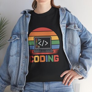 Camiseta retrô de programação para programadores, camiseta colorida com estampa de código em laptop, presente divertido para geeks e entusiastas de tecnologia, disponível em preto ou branco.