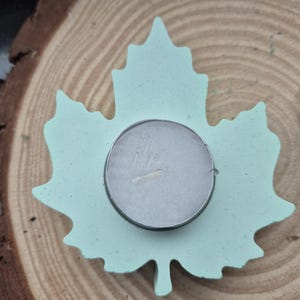 Set van 2 handgemaakte theelichthouders in de vorm van een esdoornblad | Inclusief theelichtje | 11 cm | Herfstdecoratie | Kaarsdecoratie | Handgemaakt