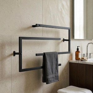 Può includere: Un set di tre tazze in ceramica con finitura opaca e macchiettata. Le tazze sono nei toni del crema, grigio chiaro e grigio scuro. Ogni tazza ha un design semplice e minimalista.