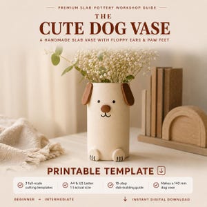 Puede incluir: Un jarrón cilíndrico de cerámica con forma de perro, cuerpo color crema, orejas caídas marrones, nariz marrón y dos patas delanteras. El texto dice: PREMIUM SLAB-POTTERY WORKSHOP GUIDE, THE CUTE DOG VASE, A HANDMADE SLAB VASE WITH FLOPPY EARS & PAW FEET, PRINTABLE TEMPLATE, 3 full-scale cutting templates, A4 & US Letter 1:1 actual size, 16-step slab-building guide, Makes a 140 mm dog vase, BEGINNER -> INTERMEDIATE, INSTANT DIGITAL DOWNLOAD.