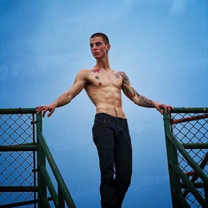 Niets maar Blue Skies Gay kunst mannelijke kunst digitale Download JPG foto door Michael Taggart Photography sky jeans shirtless spieren gespierd