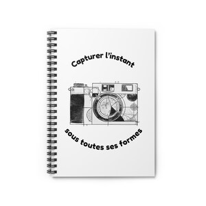 Peut inclure: Cahier à spirales blanc avec une illustration en noir et blanc d'un appareil photo. Le cahier porte le texte "Capturer l'instant sous toutes ses formes".