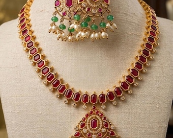 Conjunto de collar gargantilla rojo rubí con perlas colgantes