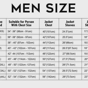 K&ouml;nnte beinhalten: Herren-Jacken-Gr&ouml;&szlig;entabelle mit Ma&szlig;en in cm und Zoll. Die Tabelle umfasst Gr&ouml;&szlig;en von XXSmall bis XXXXLarge und zeigt Brust-, &Auml;rmel- und Schulterma&szlig;e. Der Text "MEN SIZE" steht oben.