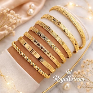Puede incluir: Una colección de pulseras doradas con varios patrones grabados, incluyendo diseños florales y geométricos. Una pulsera tiene un diseño de cuerda trenzada. Las pulseras se exhiben sobre una superficie blanca, con el logotipo de RoyalGleam visible.