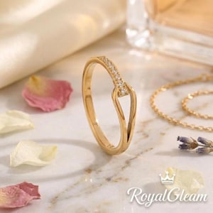 Puede incluir: Un juego de tres cuencos apilables de cerámica en tonos azules, verdes y blancos. Los cuencos presentan un esmalte moteado y un diseño sencillo y moderno. El cuenco más grande tiene aproximadamente 18 cm de diámetro.