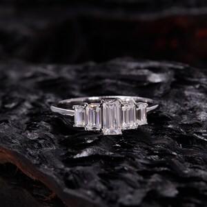 Emerald Cut Five Diamonds Verlovingsring Minimalistische moderne bruidsring Jubileumcadeau van AurelleElement