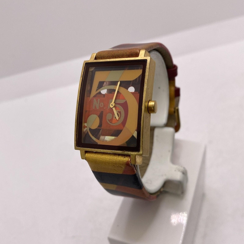 Metropolitan Museum of Art – “Figure 5 in Gold” Watch Works New Battery image 2