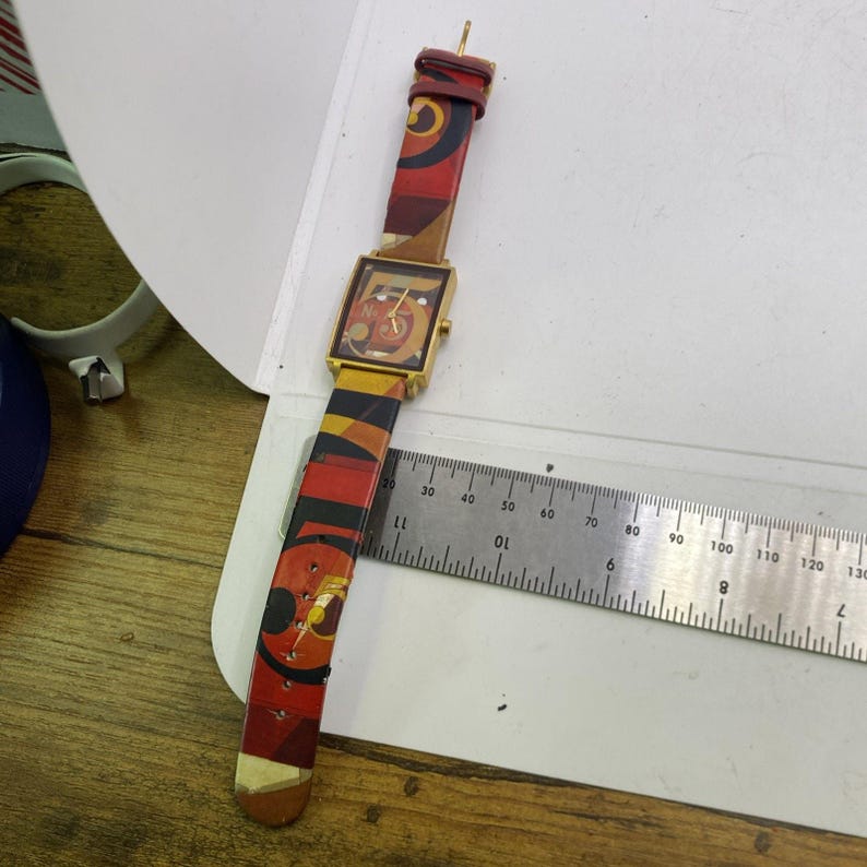 Metropolitan Museum of Art – “Figure 5 in Gold” Watch Works New Battery image 5