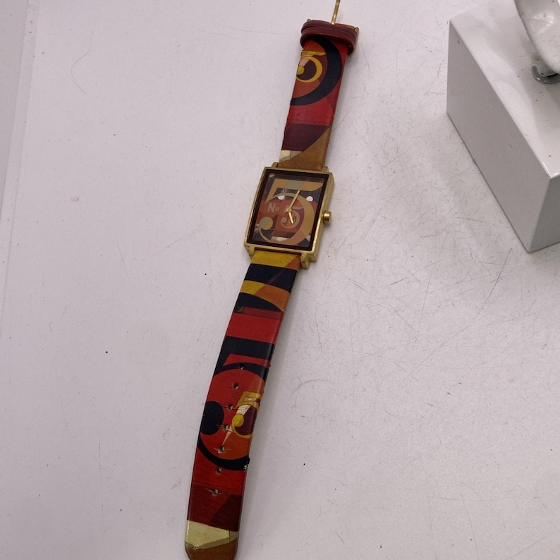 Metropolitan Museum of Art – “Figure 5 in Gold” Watch Works New Battery image 3