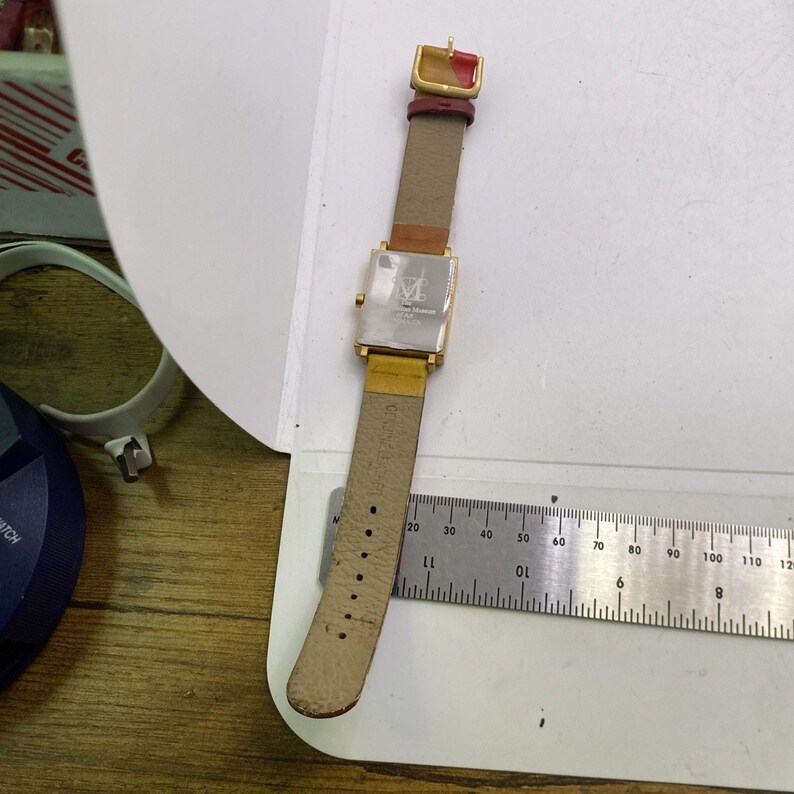Metropolitan Museum of Art – “Figure 5 in Gold” Watch Works New Battery image 6