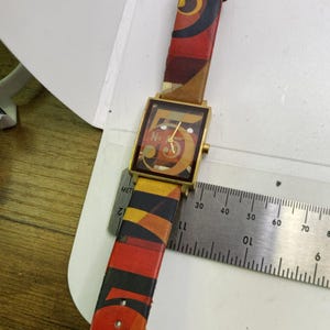 Metropolitan Museum of Art – “Figure 5 in Gold” Watch Works New Battery image 4