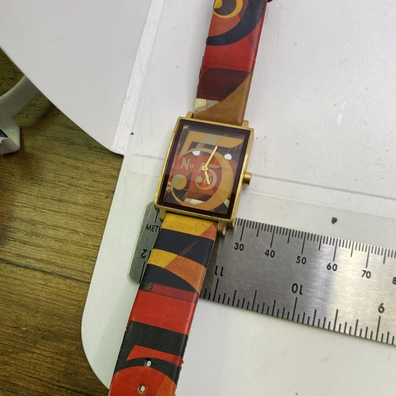 Metropolitan Museum of Art – “Figure 5 in Gold” Watch Works New Battery image 4