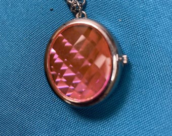 Avenue Womens Pendant Pink Gen Necklace Watch Pendant New Battery