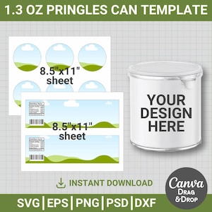 以下が含まれることがあります： 「YOUR DESIGN HERE」の文字が入った白いプリングルズ缶のテンプレート。青い空と緑の風景のデザインの2枚のラベルシートが表示されています。「8.5"x11" sheet」の文字が見えます。画像には「INSTANT DOWNLOAD」と「Canva DRAG & DROP」の文字も含まれています。