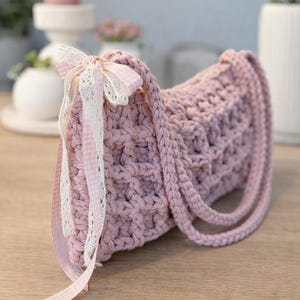 Waffle-Bag - Gehäkelte Tasche (Baguette Form) Farbe Rosa (auch in Creme/Beige + Hellgrün), mit Reißverschluss und Schleifendetail