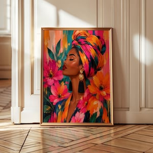 Könnte beinhalten: Ein gerahmter Kunstdruck mit einem Profilporträt einer Person, die ein farbenfrohes Kopftuch und dazu passende, floral gemusterte Kleidung trägt. Der Hintergrund ist mit großen, bunten Blumen in Pink-, Orange- und Türkistönen gefüllt, ergänzt durch lange, schwarze Quastenohrringe.