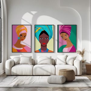 Könnte beinhalten: Drei gerahmte Kunstdrucke mit stilisierten Porträts von Frauen mit bunten Kopftüchern. Das Kunstwerk hat einen modernen, minimalistischen Stil mit kräftigen Farben, darunter Orange, Türkis und Pink. Die Porträts sind vor einfarbigen Hintergründen platziert.