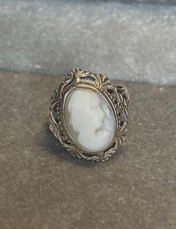 Midcentury Gray Shell Cameo Ring in Sterling Silver Filigree Signed SP Co for Samuel Platzer Company, Size 5.5