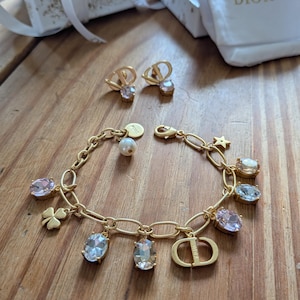 Auténtico conjunto de joyas vintage Christian Dior • Pulsera con dije de oro y pendientes a juego de perlas de imitación • Caja original Dior • Conjunto de diseñador de los años 90