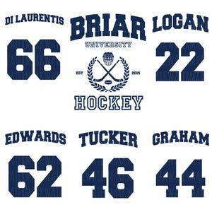 Könnte beinhalten: Marineblaues Hockey-Design mit Textelementen. Enthält Namen, Nummern und die Worte "Briar University Hockey". Enthält gekreuzte Hockeyschläger, einen Helm und einen Puck in einem Lorbeerkranz.