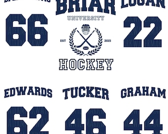 Può includere: Design a tema hockey blu navy con elementi testuali. Include nomi, numeri e le parole "Briar University Hockey". Presenta bastoni da hockey incrociati, un casco e un disco.