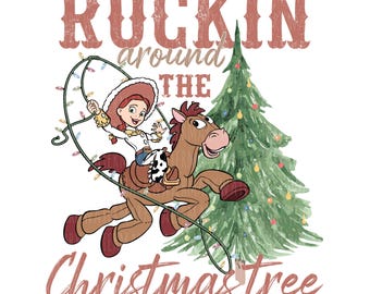 Può includere: Un'illustrazione grafica con una cowgirl che cavalca un cavallo giocattolo marrone, facendo roteare una stringa di luci natalizie colorate come un lazo. Il testo recita ROCKIN around THE Christmas tree in un carattere rosso-marrone.