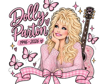 Può includere: Un'illustrazione grafica di Dolly Parton con capelli biondi, che indossa un top rosa con frange, accanto a una chitarra acustica. Il design include farfalle rosa, stelle, cuori, un nastro a quadretti vichy e il testo Dolly Parton 1946-2026.