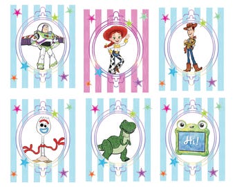 Può includere: Sei cartoline rettangolari con personaggi di Toy Story in cornici circolari. I personaggi includono Buzz Lightyear, Jessie, Woody, Forky, Rex e una rana verde con un cartello con scritto Hi. Ogni carta ha strisce azzurre o rosa e stelle.
