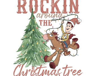 Può includere: Un'illustrazione grafica raffigurante un personaggio cowboy che indossa un cappello da Babbo Natale, cavalca un cavallo marrone e tiene in mano una stringa di luci natalizie colorate. Un albero di Natale verde è a sinistra. Il testo recita ROCKIN around THE Christmas tree.