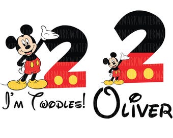 Könnte beinhalten: Zwei Geburtstag Designs im Mickey Mouse-Stil. Eines zeigt Mickey neben der Zahl 2 mit roten und gelben Akzenten und dem Text "I'm Twoodles!". Das andere Design zeigt Mickey neben der Zahl 2 mit roten und gelben Akzenten und dem Namen "Oliver".