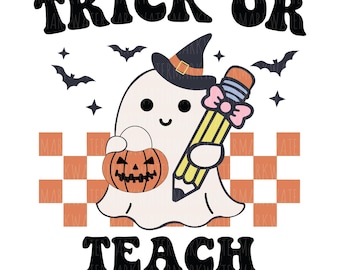 Pode incluir: Uma ilustração gráfica de um fantasma branco com um chapéu de bruxa preto, segurando um lápis amarelo com um laço rosa e uma abóbora laranja. O texto diz TRICK OR TEACH, rodeado por morcegos pretos e um fundo xadrez na cor pêssego.