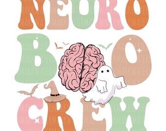 Può includere: Un design grafico con il testo NEURO BOO CREW in grandi lettere arrotondate color pastello. Al centro si trova un'illustrazione di un cervello anatomico rosa, un fantasma bianco, un piccolo cappello da strega marrone, pipistrelli e stelle.