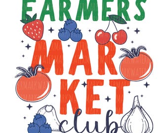 Può includere: Un design grafico con il testo FARMERS MARKET CLUB in lettere maiuscole verdi e arancioni. L'illustrazione include una fragola rossa, mirtilli blu, ciliegie rosse, due pomodori arancioni e un bulbo d'aglio bianco con piccole stelle scure.