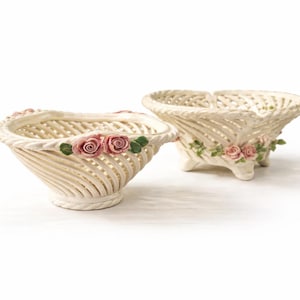 Puede incluir: Un juego de tres tazas de cerámica con un acabado mate moteado. Las tazas son de color crema, gris claro y gris oscuro. Cada taza tiene un diseño simple y minimalista y un asa redondeada.