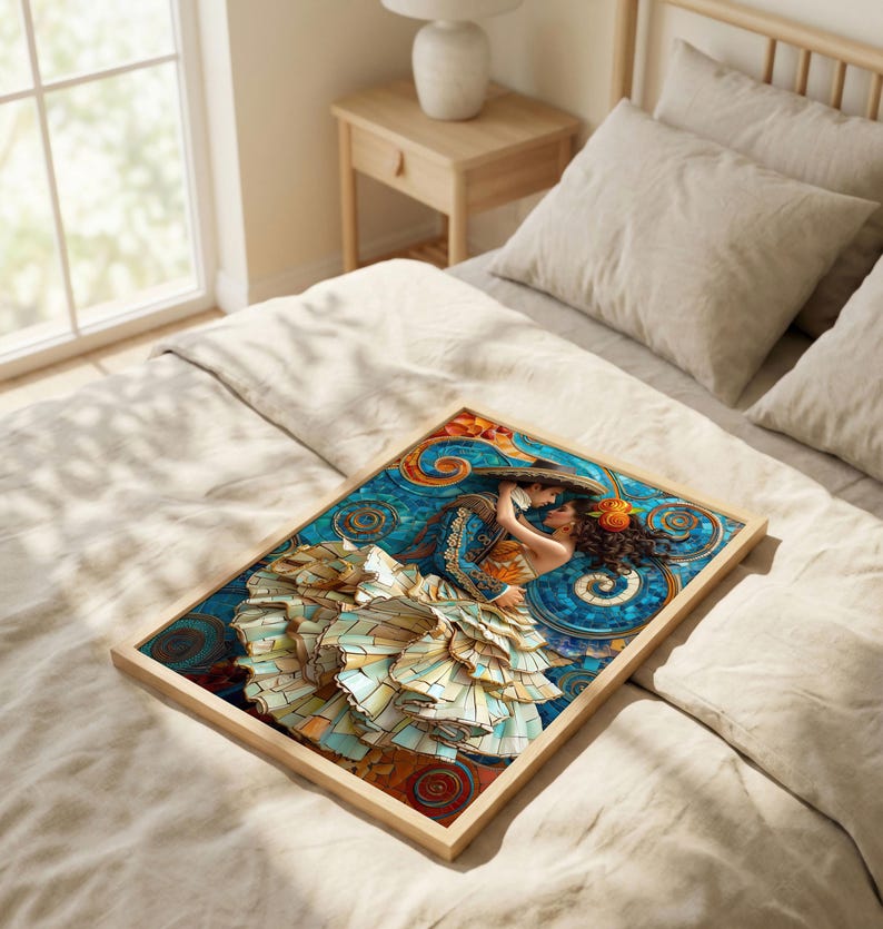 Puede incluir: Obra de arte enmarcada que representa a una pareja bailando, con un vibrante fondo de mosaico azul y dorado. Los bailarines est&aacute;n en un abrazo apasionado, con la mujer vestida con un vestido con volantes. El marco es de madera clara.