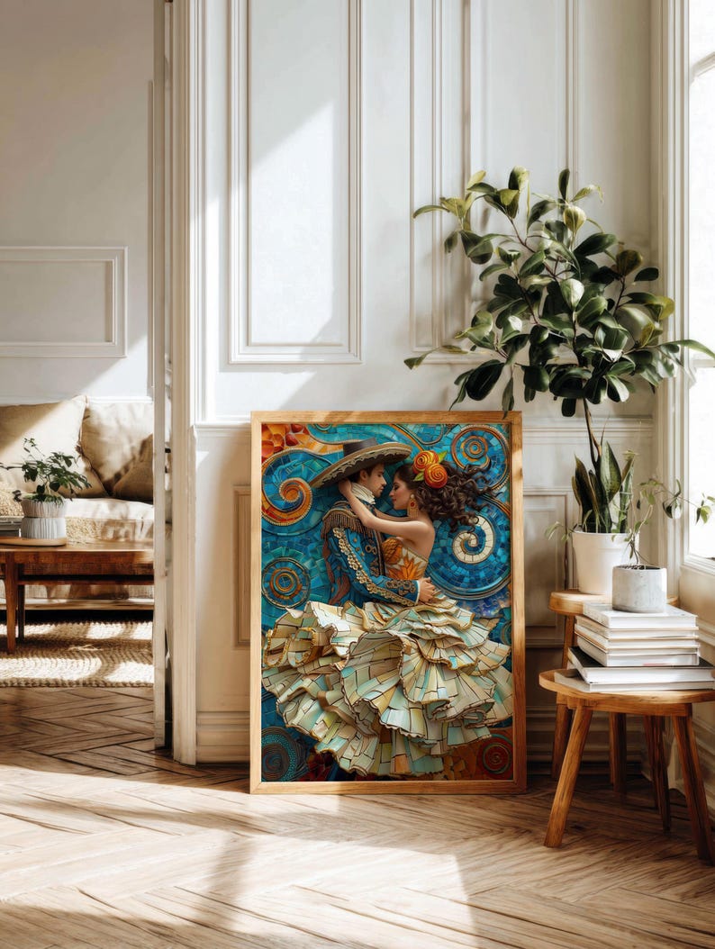 Puede incluir: Una obra de arte enmarcada representa a una pareja con vestimenta tradicional espa&ntilde;ola, abraz&aacute;ndose en un baile apasionado. La obra presenta una vibrante paleta de colores azules, naranjas y amarillos, con intrincados detalles tipo mosaico. El marco es de madera clara.