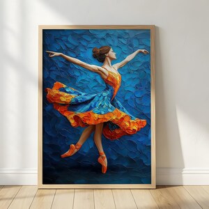 Puede incluir: Una impresión artística enmarcada que presenta una pintura al óleo de una persona bailando en movimiento. La figura viste un vestido vibrante con pinceladas de impasto azules y naranjas sobre un fondo azul profundo y texturizado.
