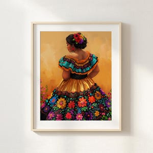 Puede incluir: Impresión enmarcada de una mujer con un vestido tradicional mexicano. El vestido es dorado con una falda floral negra y una parte superior con volantes turquesa. La mujer tiene cabello oscuro adornado con flores.