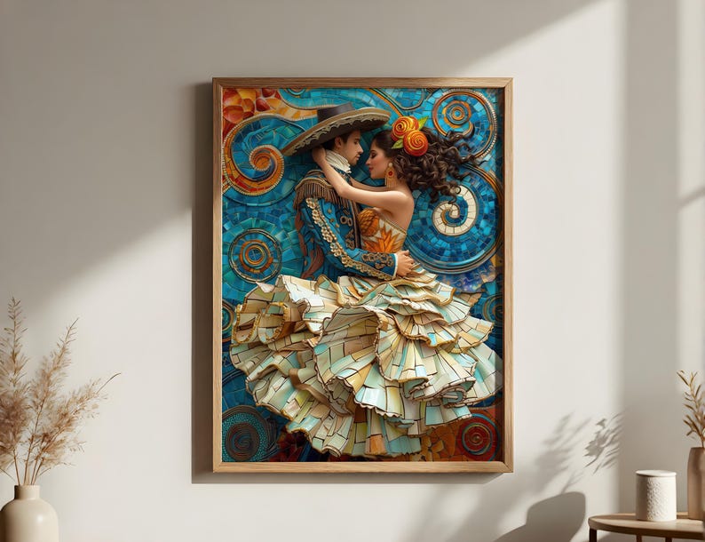 Puede incluir: Una obra de arte enmarcada representa a una pareja con vestimenta tradicional, abraz&aacute;ndose. El hombre lleva una chaqueta azul y un sombrero. La mujer tiene un adorno floral en el pelo y una falda con volantes. El fondo presenta un dise&ntilde;o de mosaico con tonos azules y naranjas.