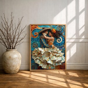 Puede incluir: Una obra de arte enmarcada representa a una pareja con vestimenta tradicional, abraz&aacute;ndose. El hombre lleva un sombrero y una chaqueta azul con detalles dorados. La mujer tiene un adorno floral en el pelo y una falda con volantes. El fondo es un mosaico azul y naranja.