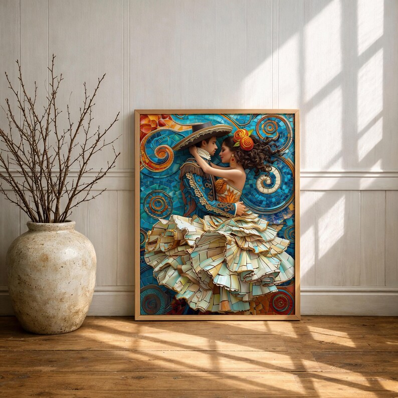 Puede incluir: Una obra de arte enmarcada representa a una pareja con vestimenta tradicional, abraz&aacute;ndose. El hombre lleva un sombrero y una chaqueta azul con detalles dorados. La mujer tiene un adorno floral en el pelo y una falda con volantes. El fondo es un mosaico azul y naranja.