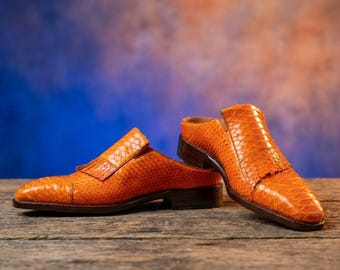 Nuevas mules de piel de serpiente pura hechas a mano para hombre.