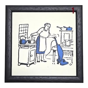 Pode incluir: Impressão emoldurada em preto e branco retratando uma mulher em uma cozinha, usando um aspirador de pó. A imagem tem detalhes em azul nos eletrodomésticos e no avental da mulher. A impressão está em uma moldura preta.