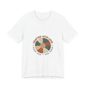 Handgedrukt T-shirt met linosnede en bloemenpatch | Scandinavische volksprint, rustieke textielkunst