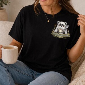 Peut inclure: Ensemble de trois tasses en céramique avec une finition mate et mouchetée. Les tasses sont de couleur crème, gris clair et gris foncé. Chaque tasse a un design simple et minimaliste, parfait pour le café ou le thé.
